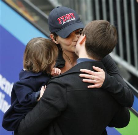 tom cruise and katie holmes 2009. Actress Katie Holmes kiss